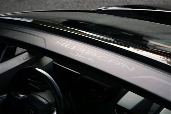 2017 Lamborghini Huracan Spyder in Nero Noctis - interior photo 19