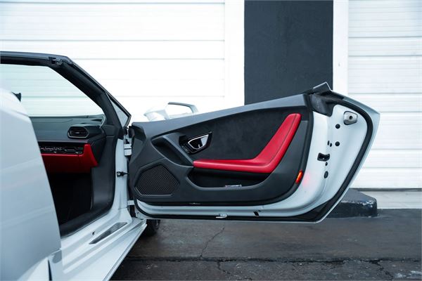2021 Lamborghini Huracan EVO Spyder LP580-2 in White - interior photo 15