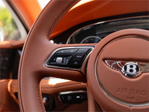2022 Bentley Bentayga V8 in Glacier White - interior photo 19