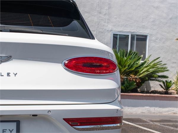 2022 Bentley Bentayga V8 in Glacier White - exterior photo 13