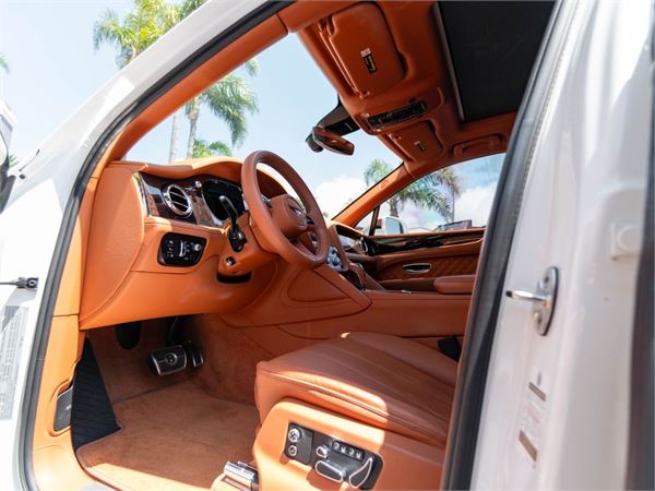2022 Bentley Bentayga V8 in Glacier White - interior photo 24