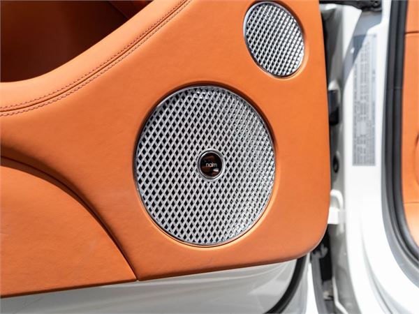 2022 Bentley Bentayga V8 in Glacier White - interior photo 23