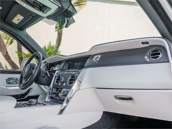 2022 Rolls-Royce Cullinan in Arctic White - interior photo 23