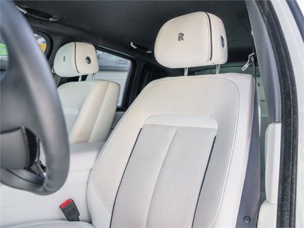 2022 Rolls-Royce Cullinan in Arctic White - interior photo 20
