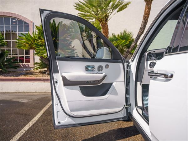 2022 Rolls-Royce Cullinan in Arctic White - interior photo 21