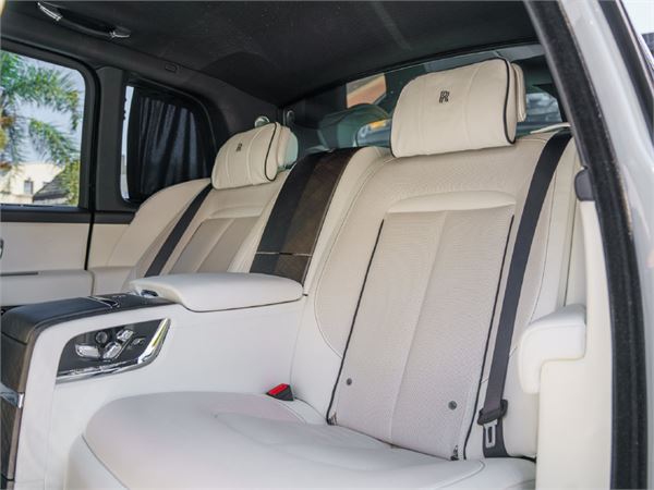 2022 Rolls-Royce Cullinan in Arctic White - interior photo 19