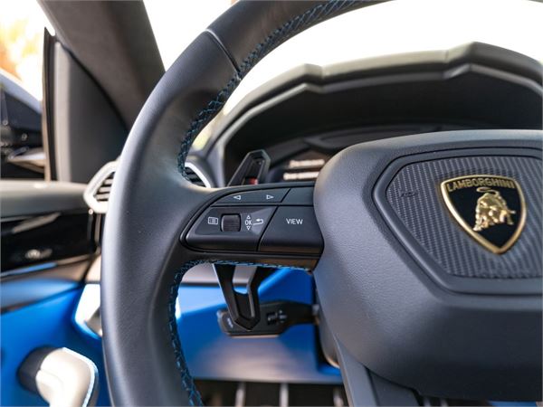 2024 Lamborghini Urus S in Nero Noctis Metallic - interior photo 24