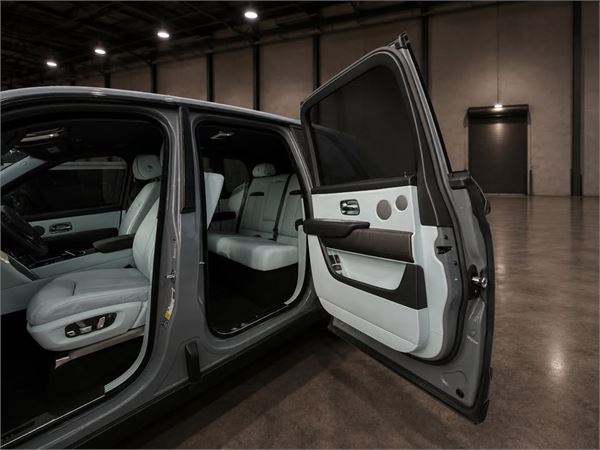 2023 Rolls-Royce Cullinan in Selby Grey - interior photo 9